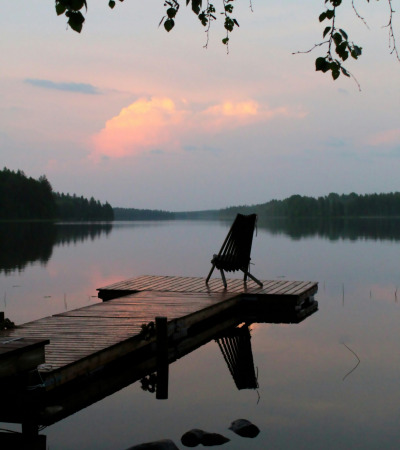 brown wooden bench on dock near lake during daytime