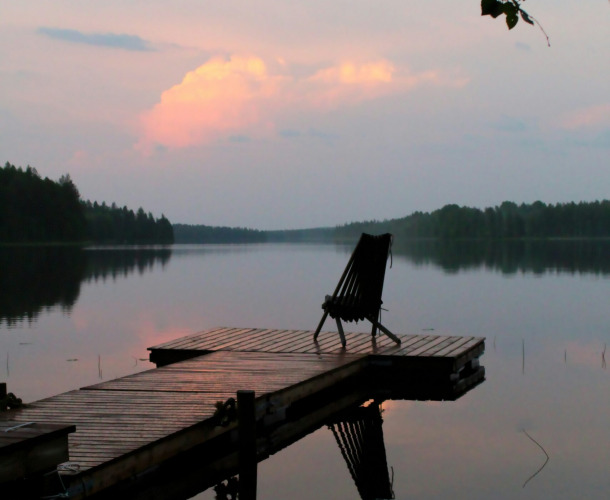 brown wooden bench on dock near lake during daytime