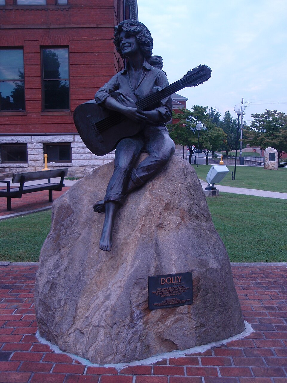 Dolly Parton's statue