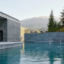 wp-content/uploads/2026/08/7132-Therme9-©-7132-Hotel-Julien-L.-Balmer.webp